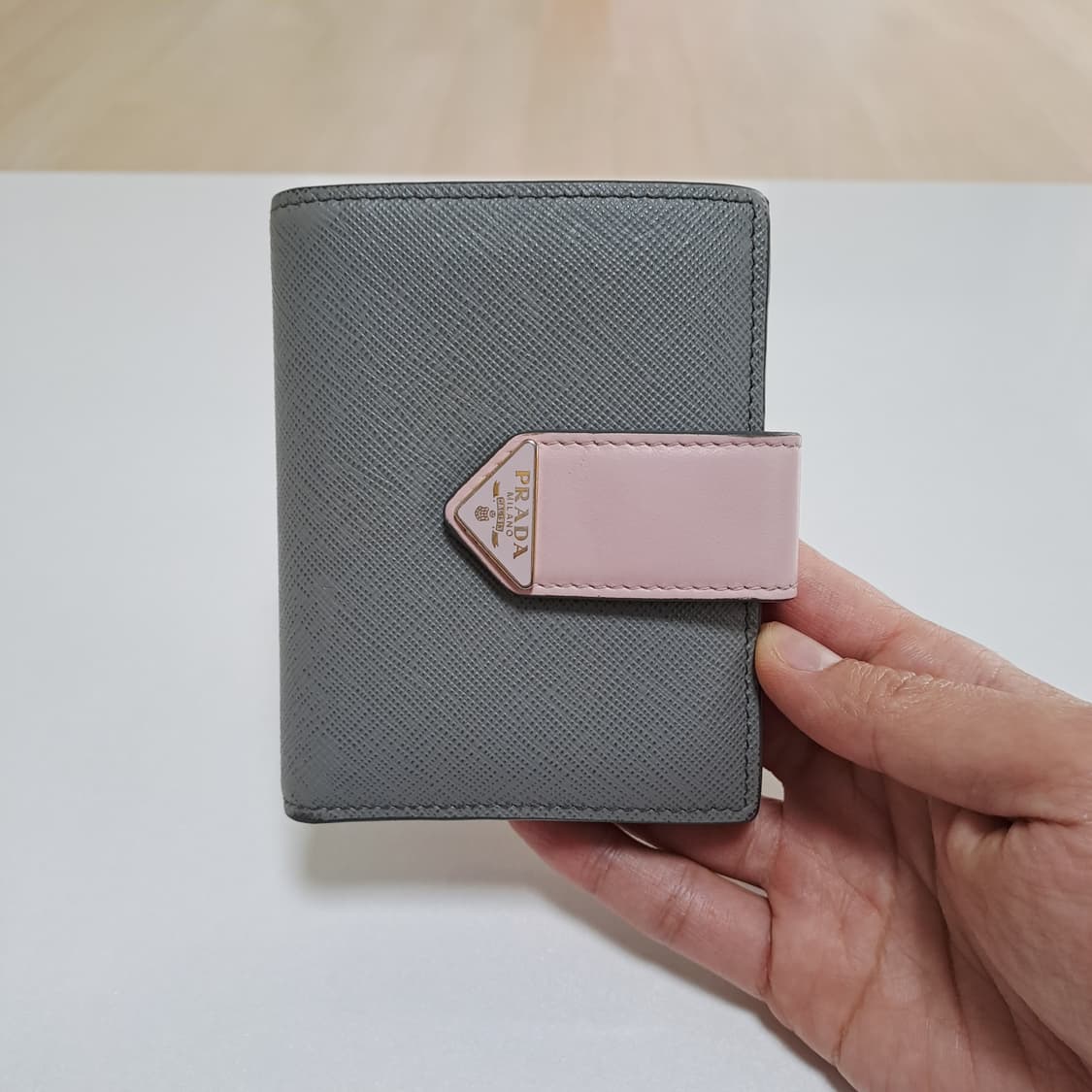 [100%/정품] 프라다 사피아노 스무스 레더 회색,핑크 지갑 상품이미지1