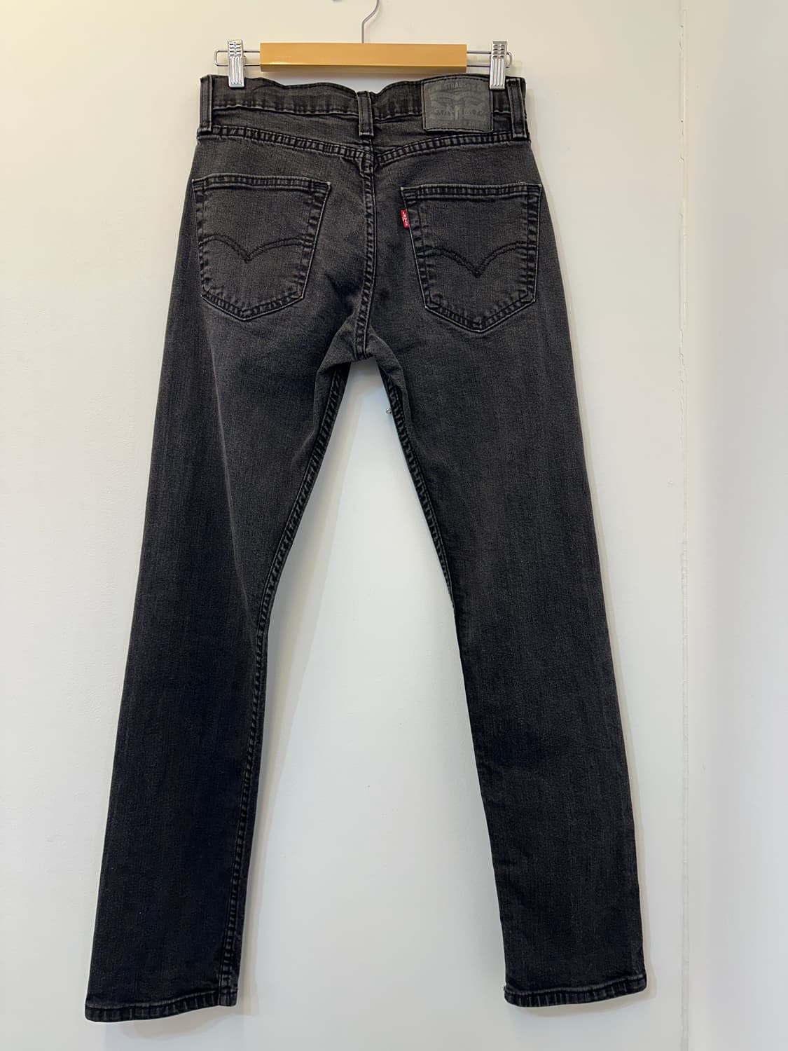 28) 리바이스 502 흑청 워싱 스판 슬림핏 청바지 상품이미지2