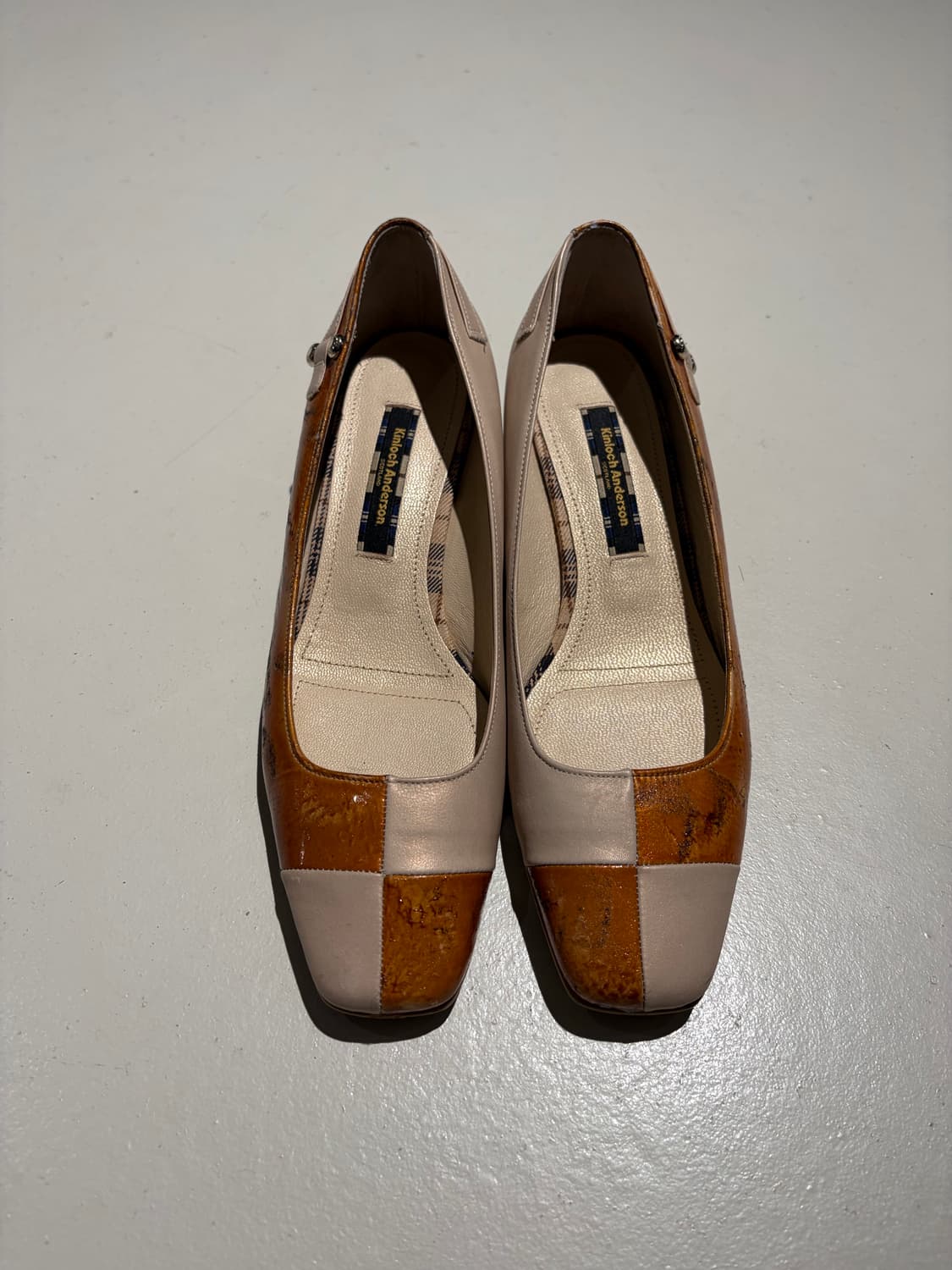 Kinloch Anderson 투톤 레더 펌프스 힐 240mm 상품이미지2