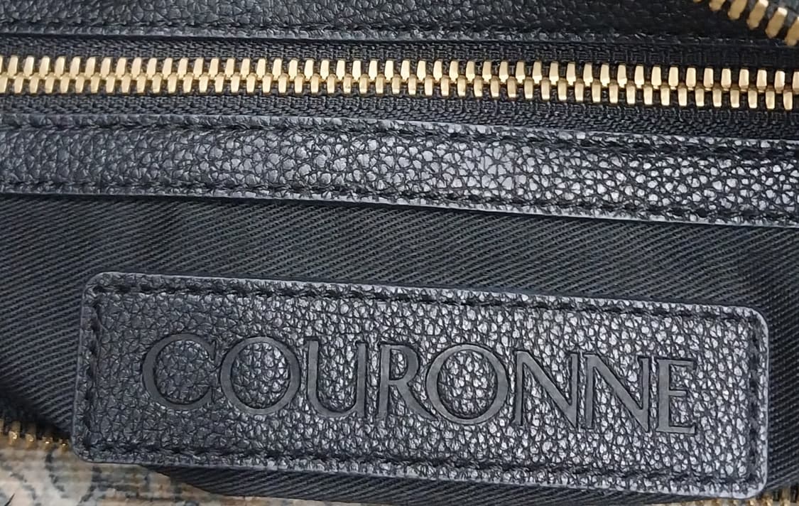 COURONNE 쿠론 엠보싱 래더 클러치백 상품이미지3