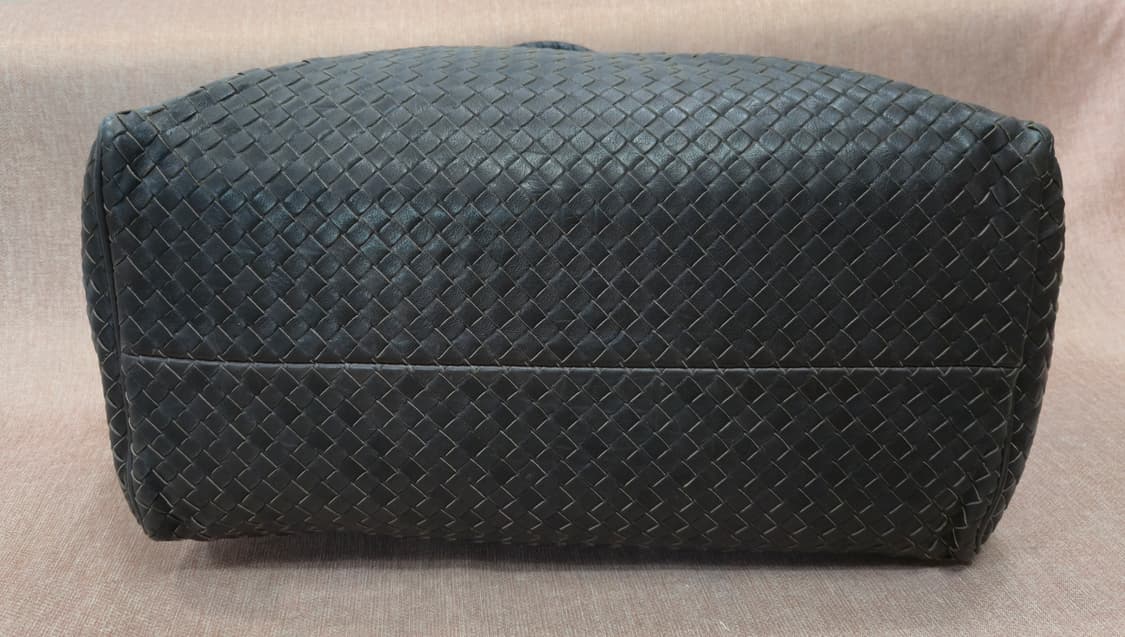 보테가 베네타 인트레치아토 가죽 보스턴 백 45cm 다크 브라운 상품이미지2