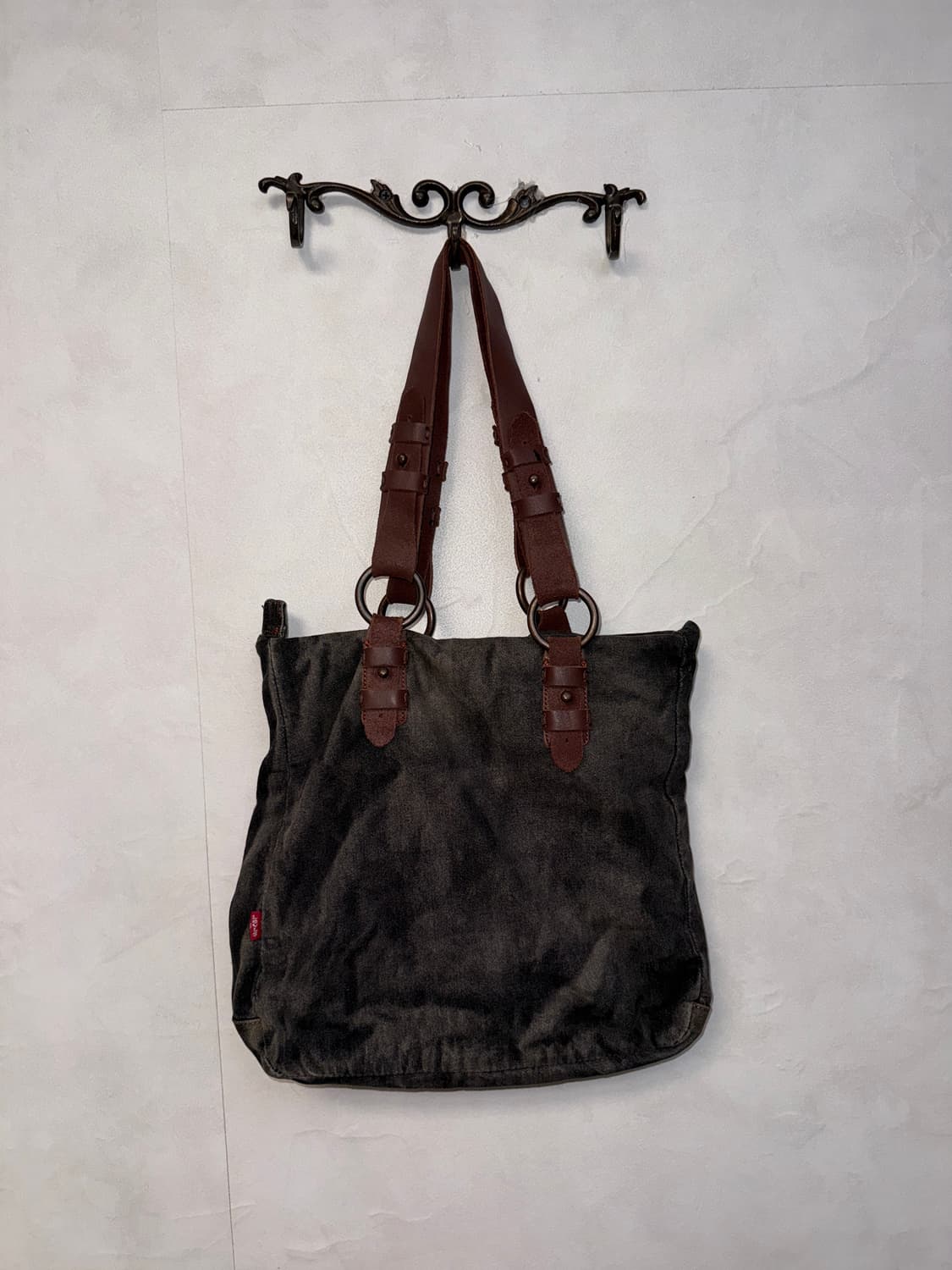 Levi’s charcoal tie dye antique stud 숄더백 상품이미지3