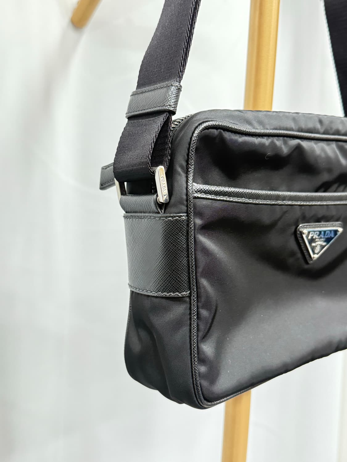 프라다 사피아노 삼각로고 메신저백 2VH048 상품이미지3