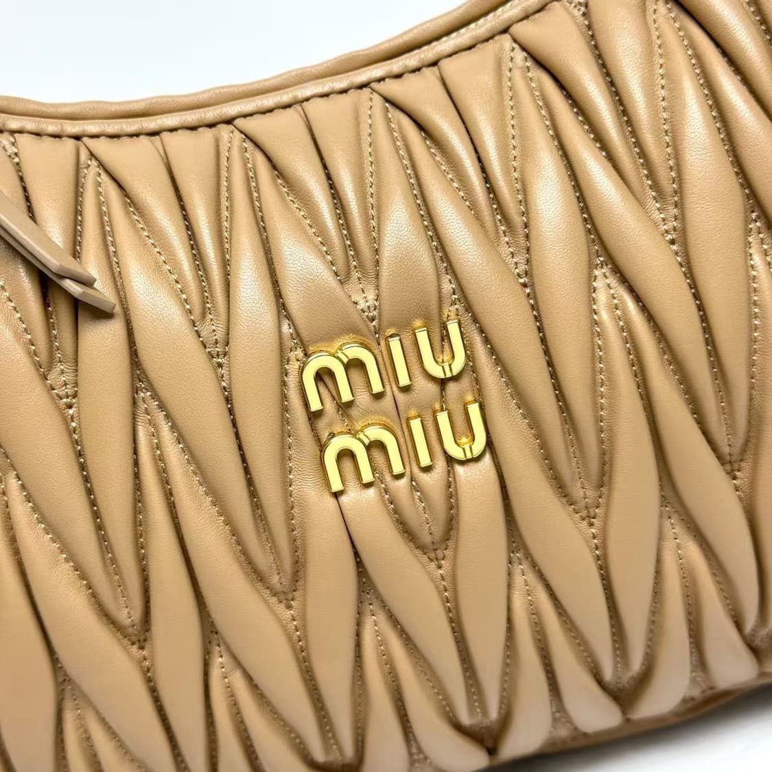 미우 미우 완더 마테라쎄 나파 레더 호보백 카라멜 상품이미지4