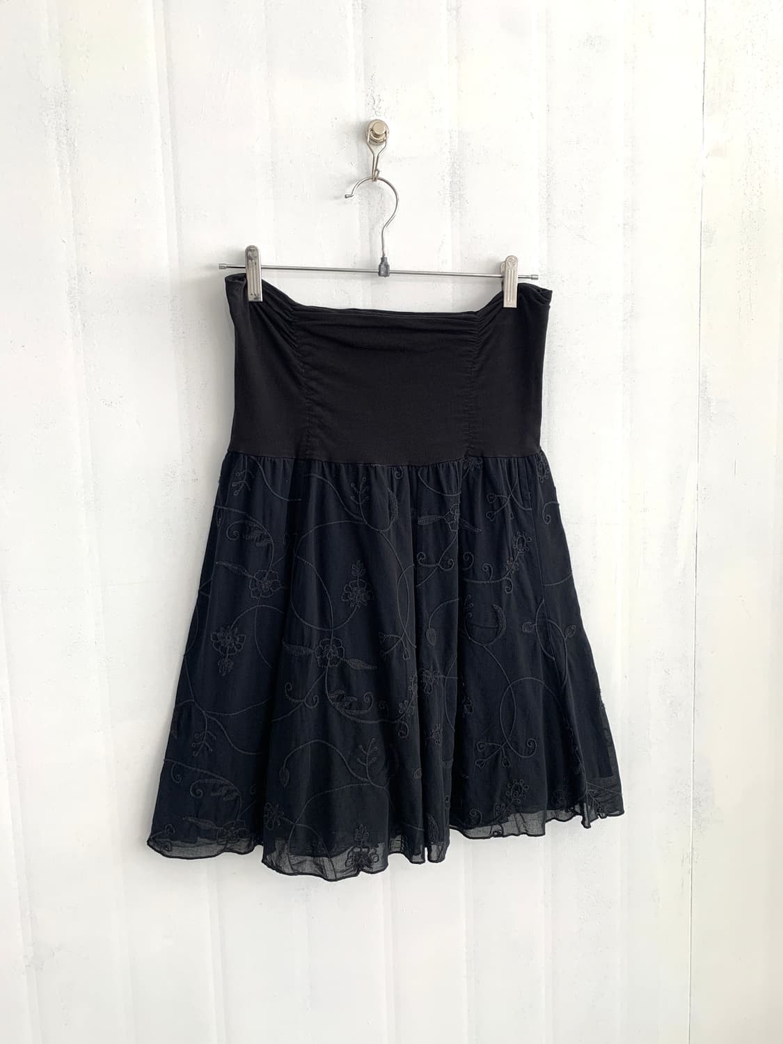 Black Embroidered Midi Skirt 상품이미지1