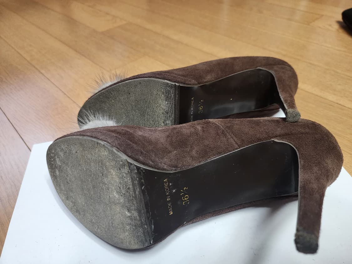 Elu collection 스웨이드 털 펌프스 브라운 상품이미지4