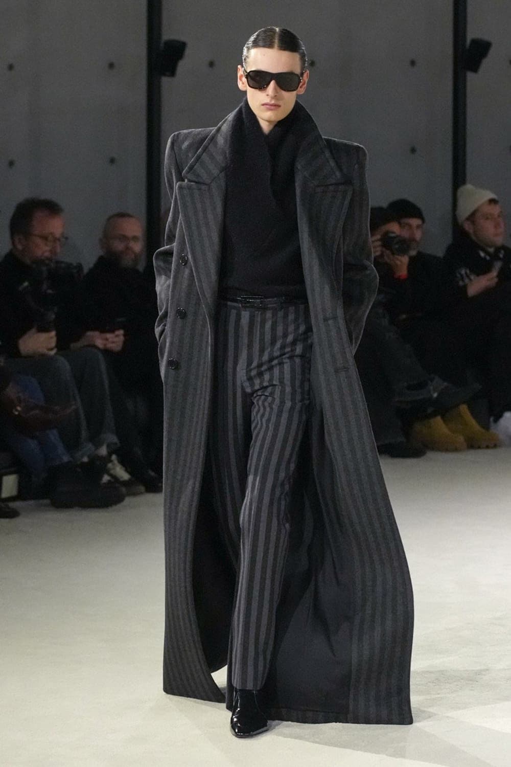 [차은우님 착용] 생로랑 23AW 컬렉션 숄카라 탑 상품이미지1