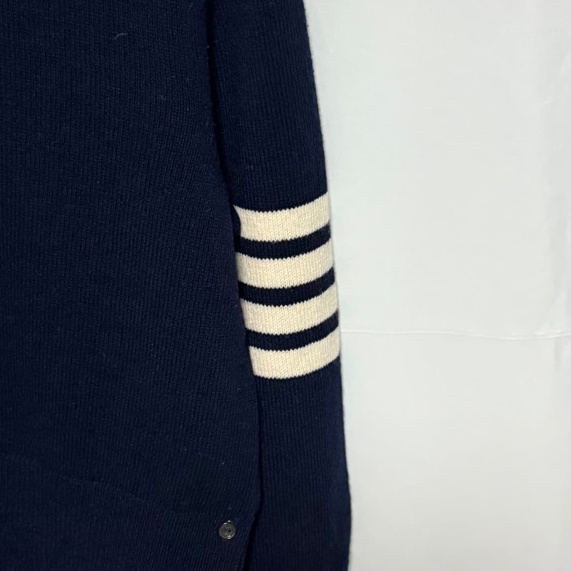 [S+급/2] 톰브라운 사선완장 크루넥 울 니트 네이비 상품이미지2