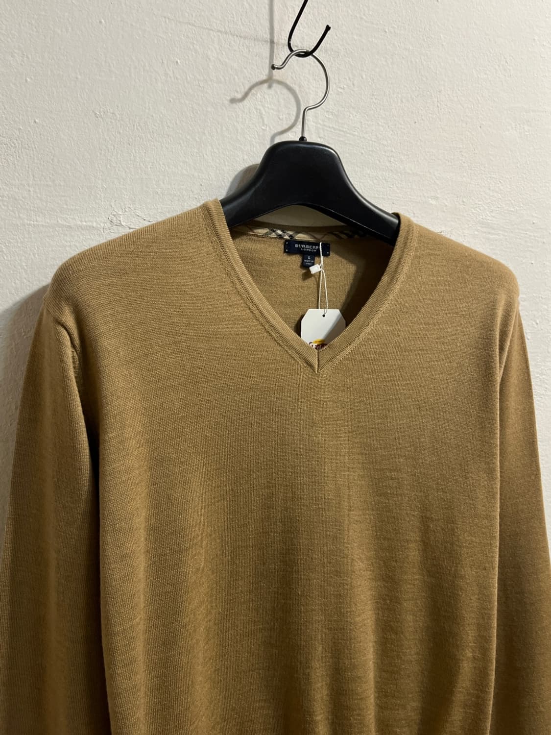 버버리 브이넥 메리노 울 니트 상품이미지3