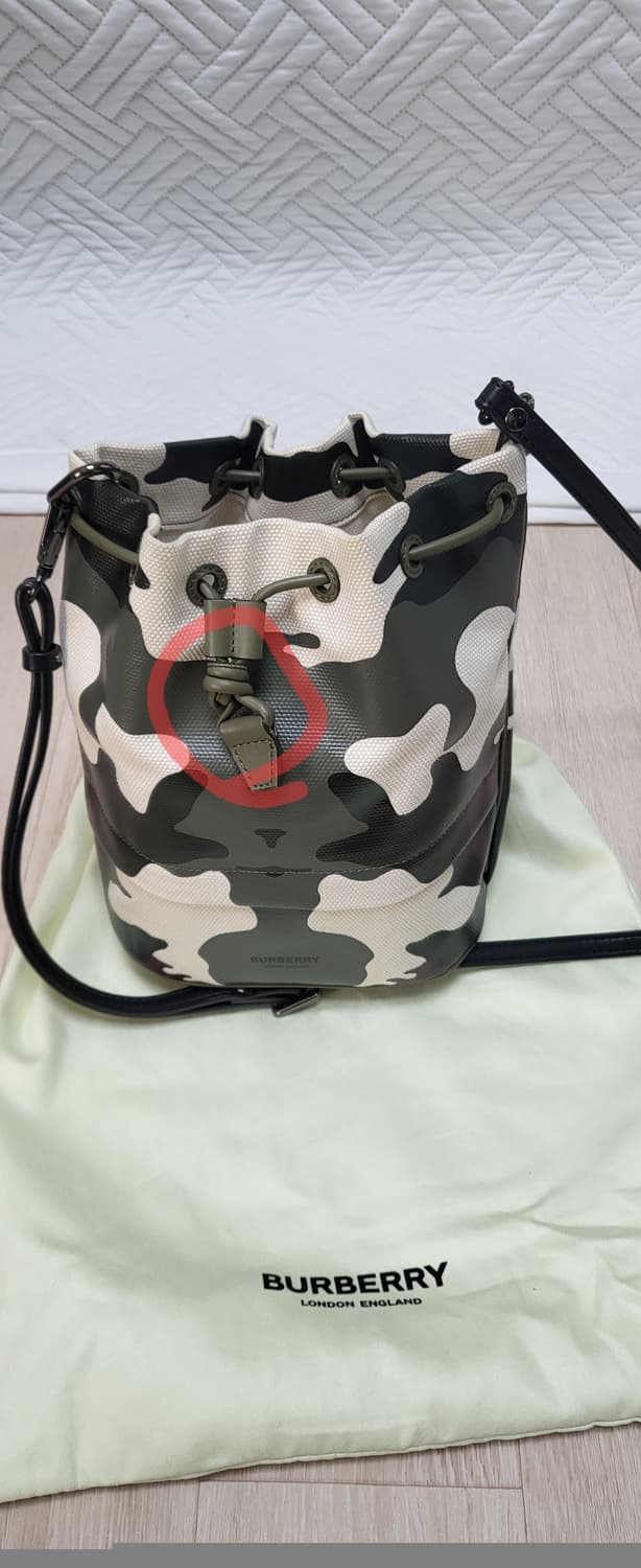 (중고)버버리 그린 카모플라쥬 코팅 캔버스 포이베 드로스트링 파우치 상품이미지2