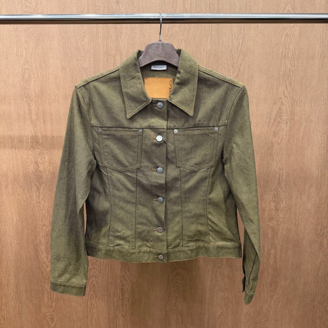 막스앤코 슬림핏 클래식 데님 트러커 자켓 버튼 플랩 포켓 디테일 카키 상품이미지2