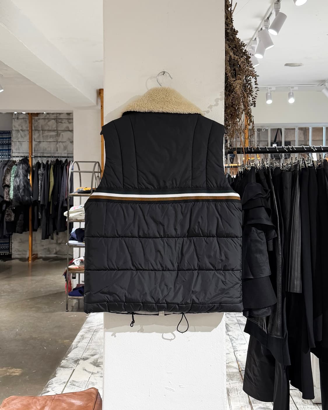 n21 블랙 스트라이프 화이트 퍼 카라 패딩 베스트 상품이미지6