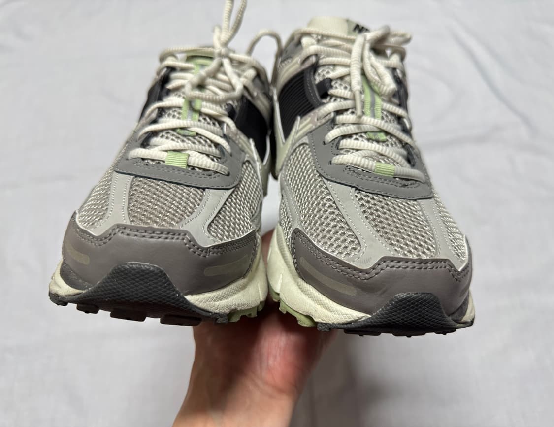 w 나이키 줌 보메로5 코블스톤 / 285사이즈 / 10회미만 착용 상품이미지6