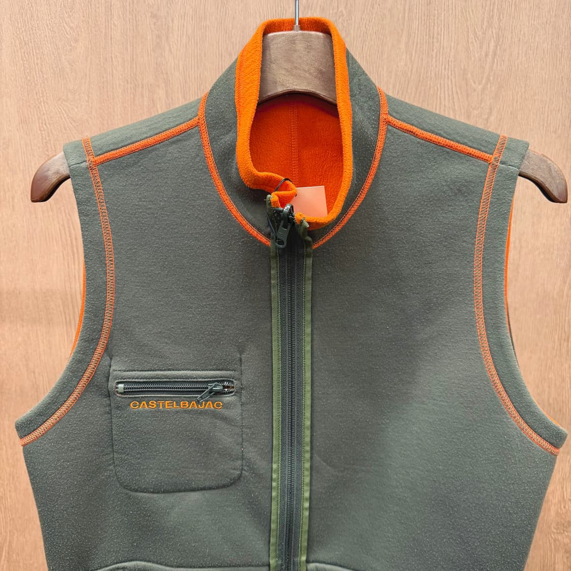 까스텔바작 스포츠 리버시블 플리스 베스트 로고 자수 디테일 오렌지 카키 상품이미지8