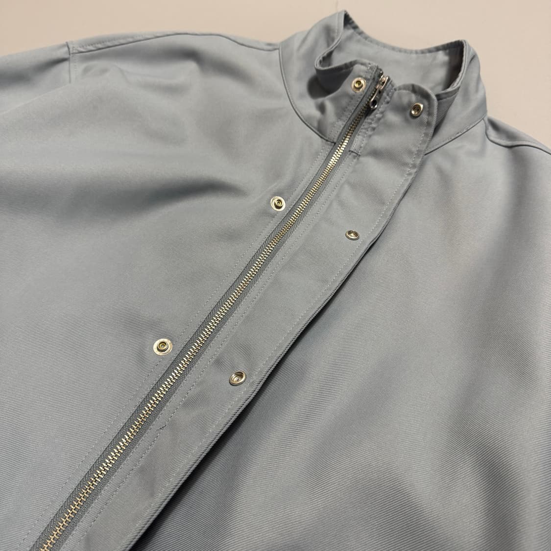 레이지블루(RAGE BLUE) 스카이블루 스트랩 하이넥 밀리터리 자켓 상품이미지4