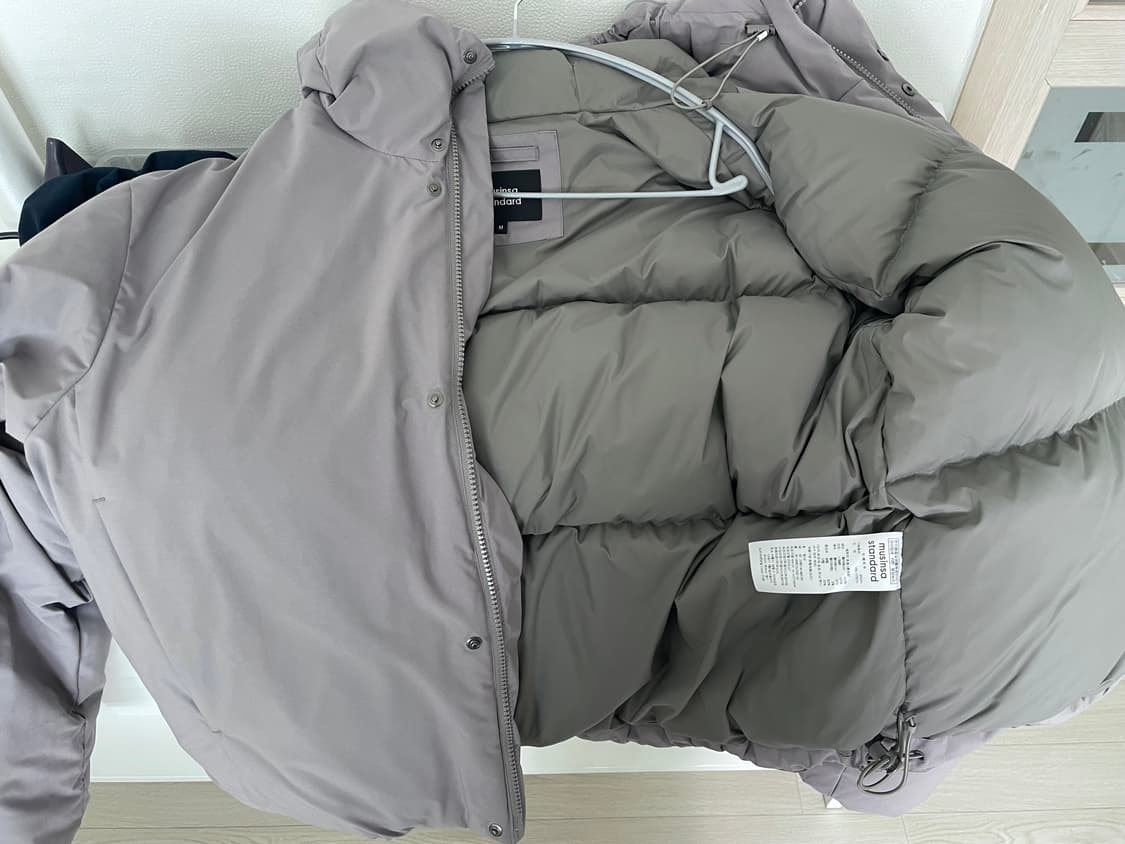 무신사스탠다드 미니멀후디드 패딩 그레이쉬베이지팝니다 상품이미지3