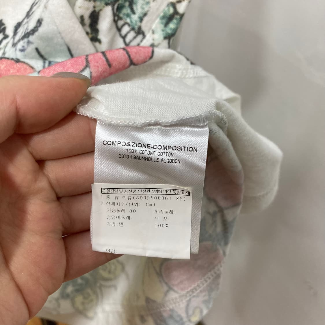 구찌(Gucci) 시그니처 그래픽 프린팅 브이넥 반팔 티셔츠 상품이미지5