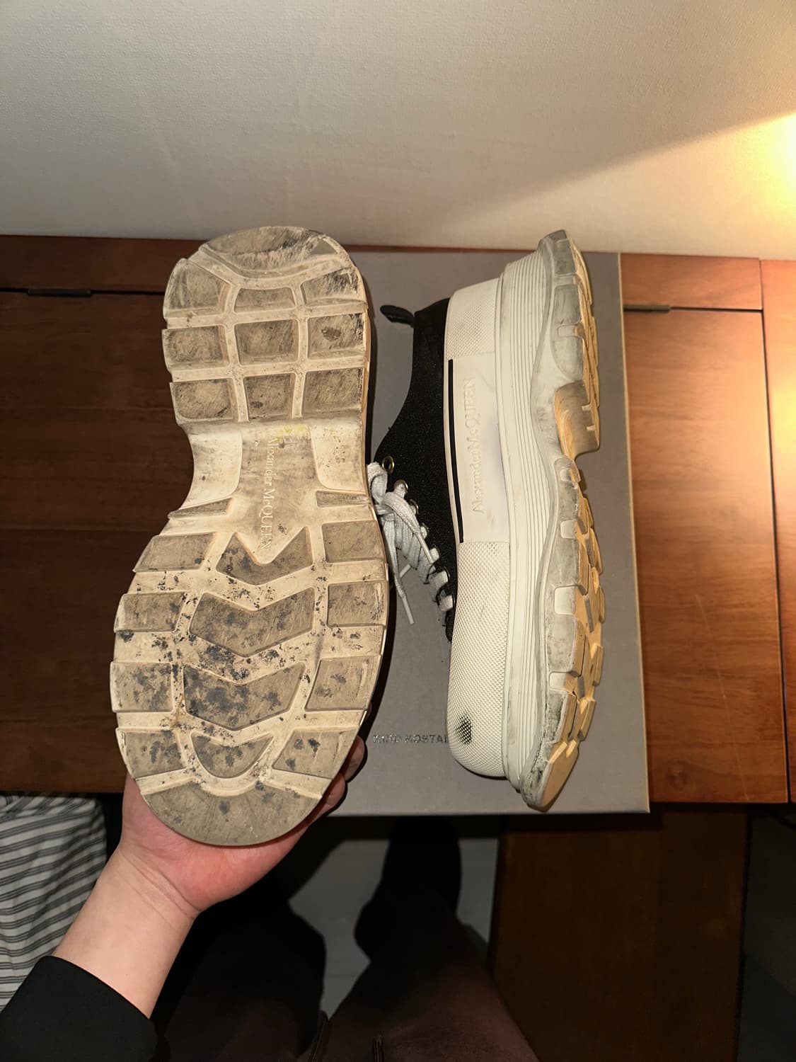 알렉산더 맥퀸 트레드 슬릭 레이스 업 스니커즈 블랙 화이트 상품이미지4