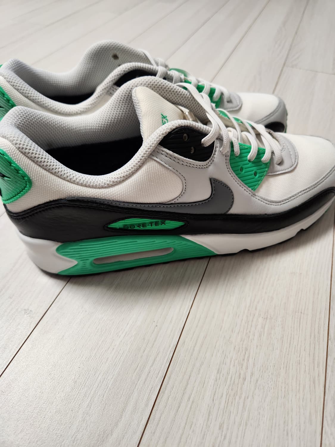 나이키 에어맥스 90 고어텍스 서밋 화이트 포톤 더스트 사이즈275

사 상품이미지4