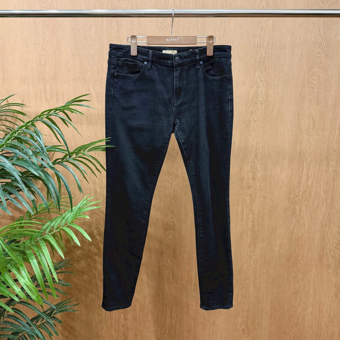 버버리 데님 팬츠 5포켓 백 로고 패치 미드라이즈 디테일 슬림핏 블랙 상품이미지1