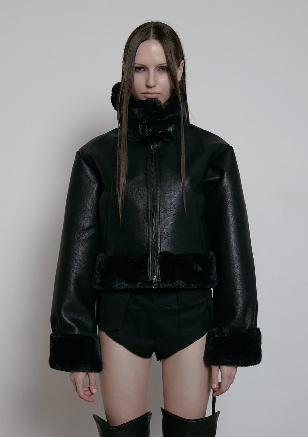 보헴서 HIGH NECK SHORT MUSTANG IN BLACK 상품이미지2