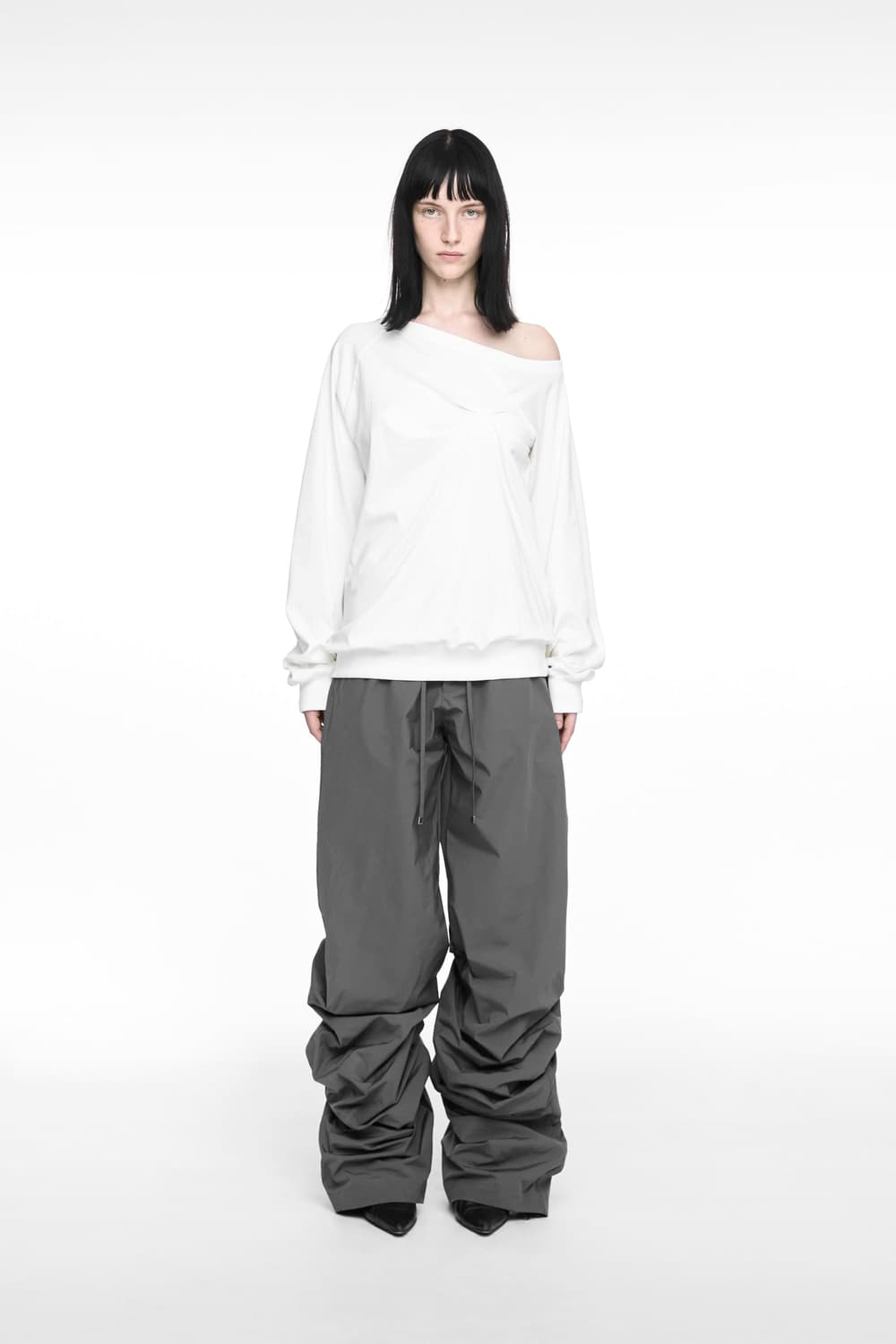 PINTUCK NYLON PANTS (UNISEX) CHARCOAL 상품이미지1