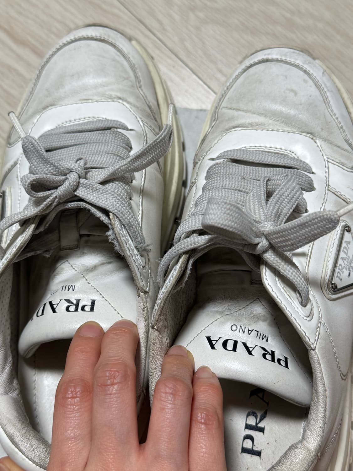 프라다 기본 흰색 스니커즈 상품이미지4