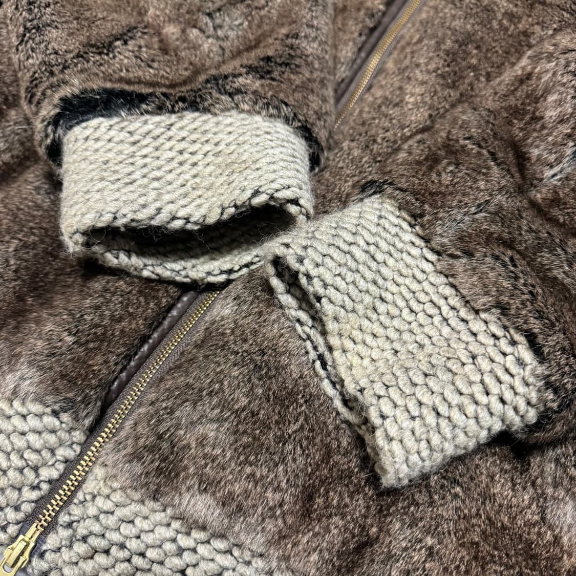 소어트(soerte) 브라운컬러 아크릴 폴리에스터 혼방 도킹 퍼 자켓 상품이미지5