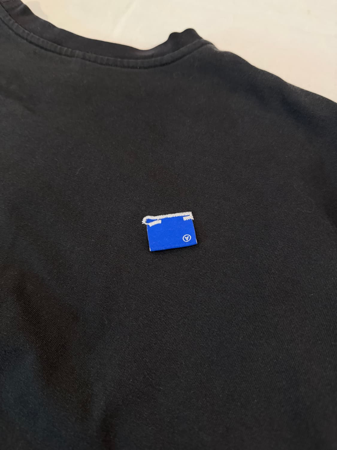 아더에러 21ss 테이프 로고 시그니쳐 라벨 롱슬리브 블랙 상품이미지4