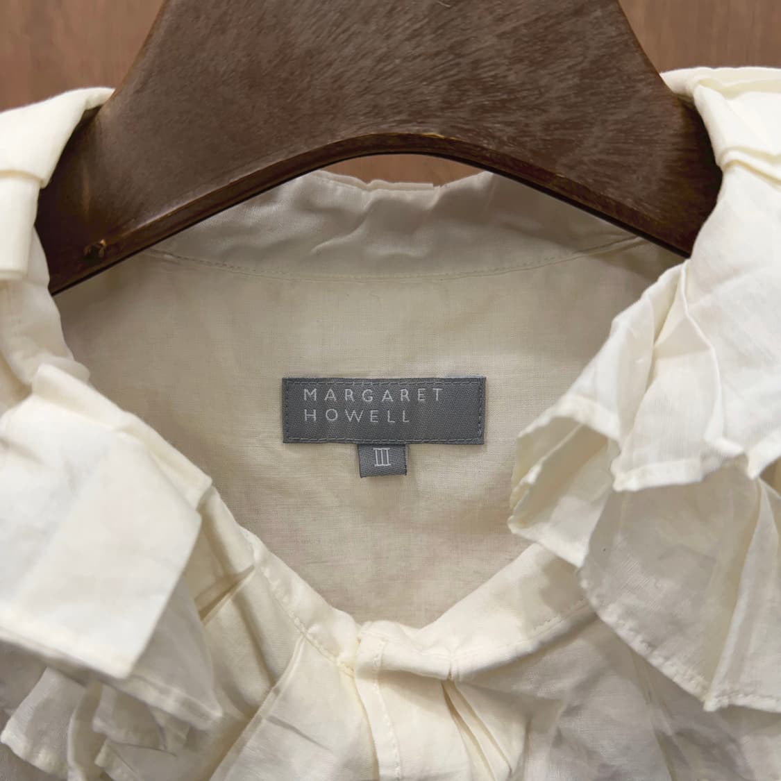 마가렛호웰 블라우스 더블 레이어드 러플 넥 히든 버튼업 디테일 아이보리 상품이미지6