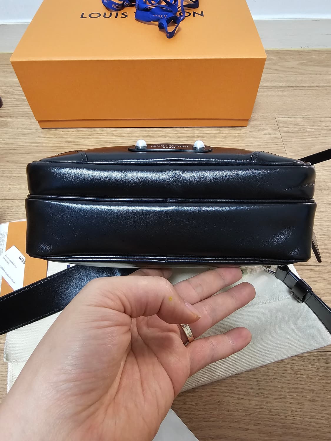 루이비통 쇼라인 퍼렐 한정판 원핸드 닐 토트 크로스백  상품이미지6