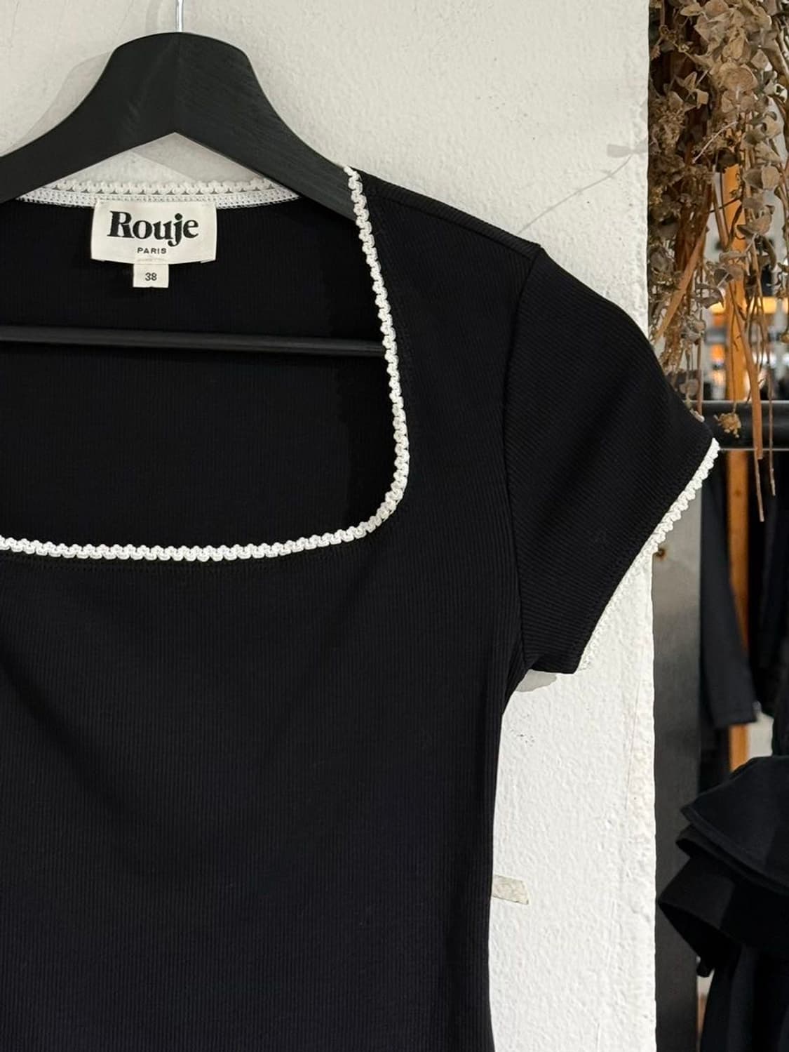 루즈 블랙 프릴 스퀘어넥 하프 탑 상품이미지3