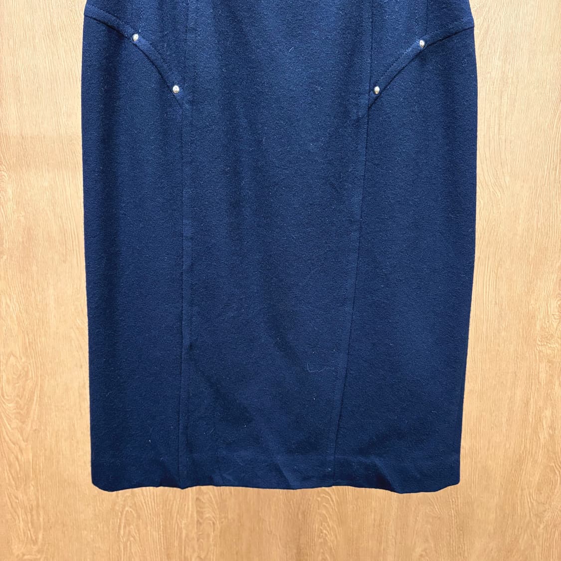 꾸레쥬 미디 스커트 절개 스터드 장식 백 슬릿 디테일 H라인 네이비 상품이미지5