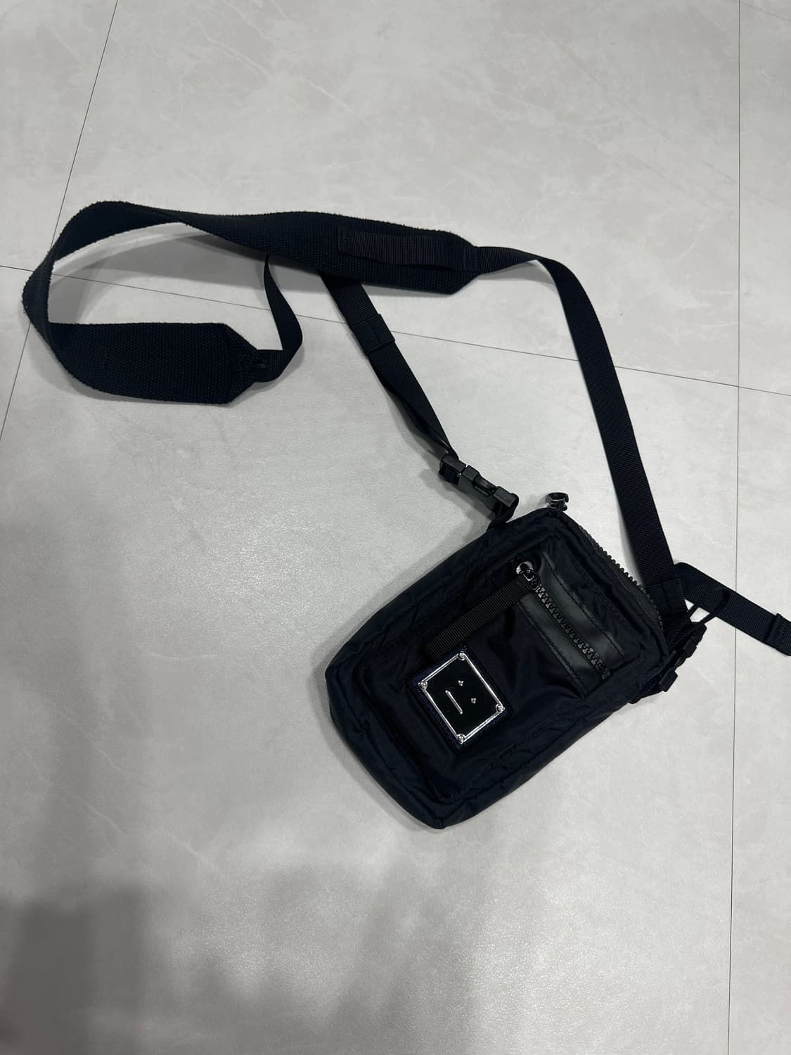 아크네 크로스백 상태 아주좋음 상품이미지1