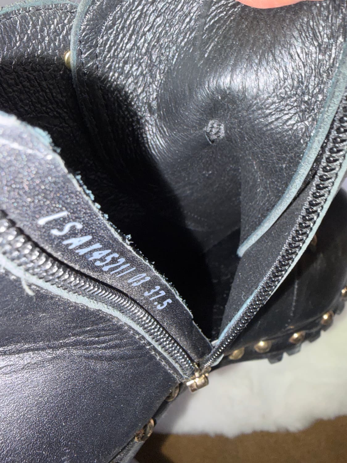 슈콤마보니 블랙 앵클 부츠 금장 장식 상품이미지3