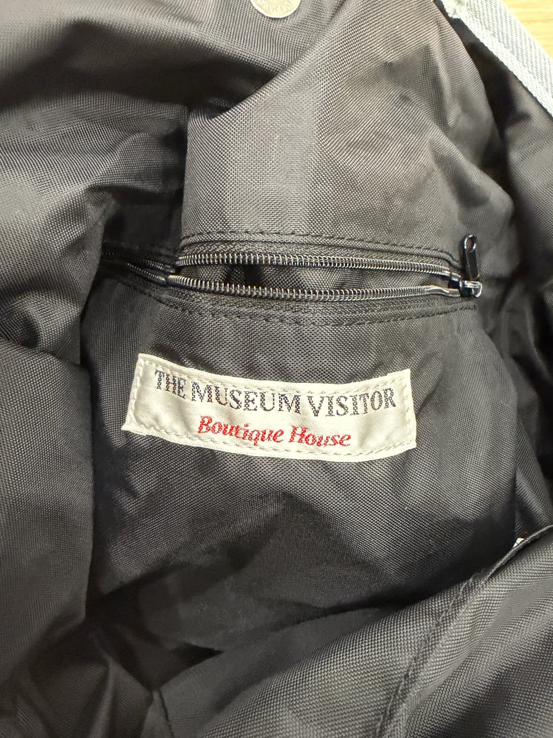 The Museum Visitor 로고 프린트 토트백 상품이미지6