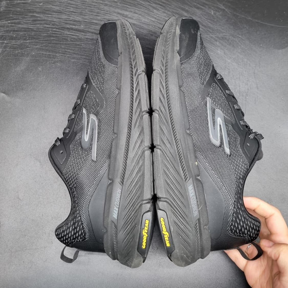 스케쳐스 맥스 쿠셔닝 올블랙 운동화270 상품이미지5