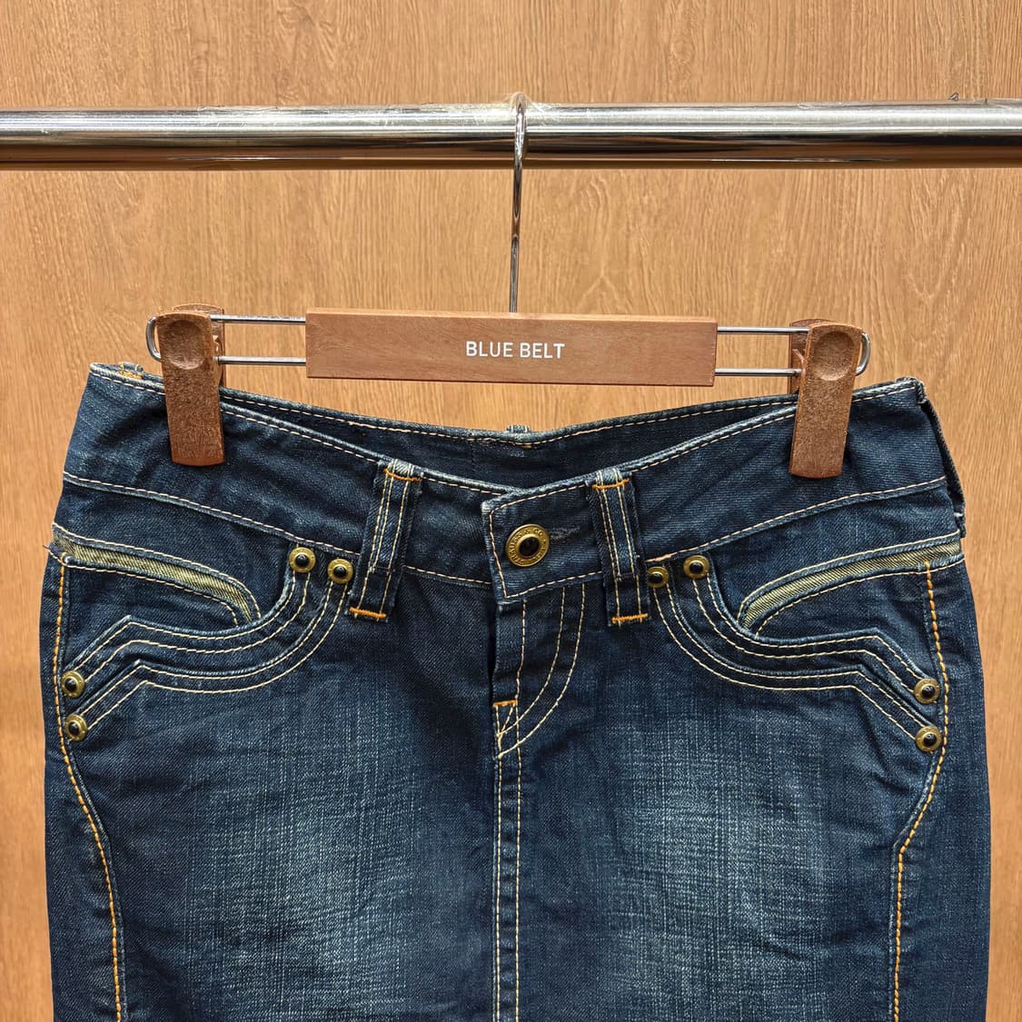 리바이스 데님 미니 스커트 더블 스티치 레드 탭 가죽 패치 디테일 진청 상품이미지4