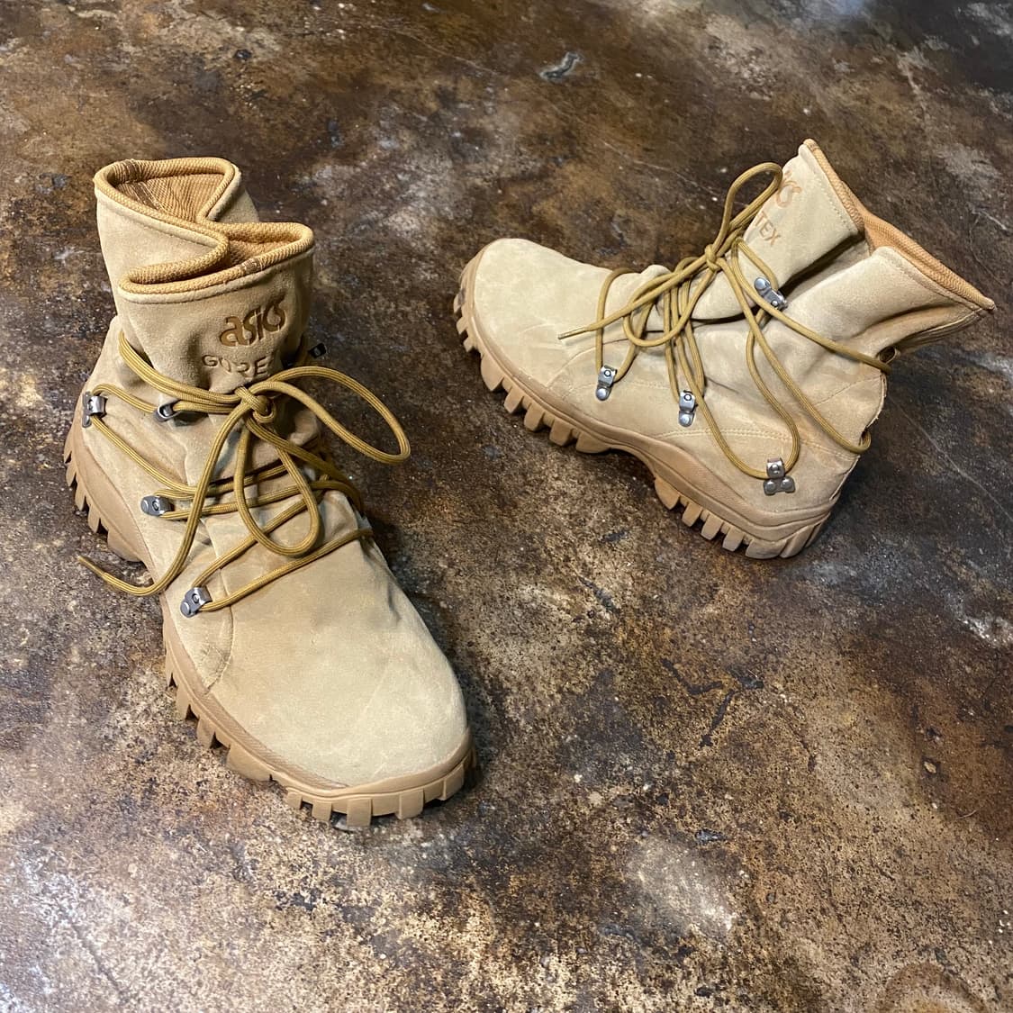 논네이티브 x 아식스 고어텍스 부츠 상품이미지1