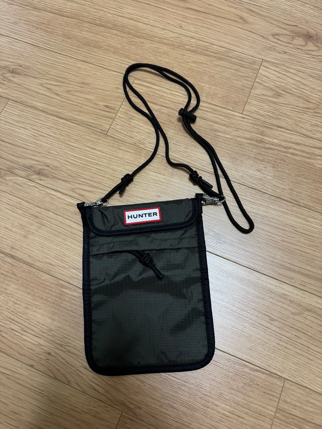 헌터 크로스백(파우치) 카키 상품이미지1