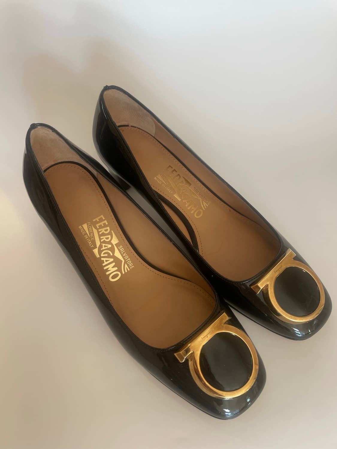 페라가모 네이비블루 간치니 펌프스 상품이미지2