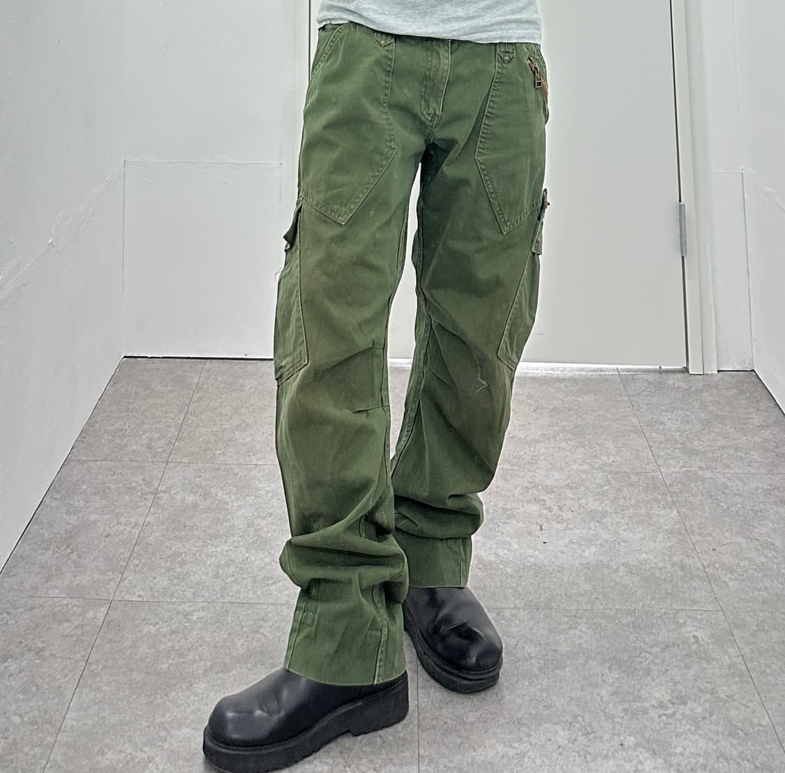 Grunge khaki multipocket curved jeans 상품이미지9
