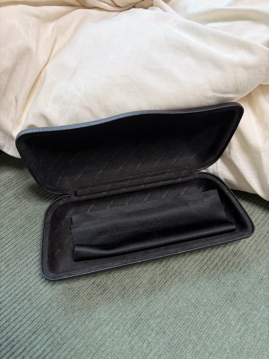 발렌시아가 트위스트 캣 선글라스 블랙 상품이미지2