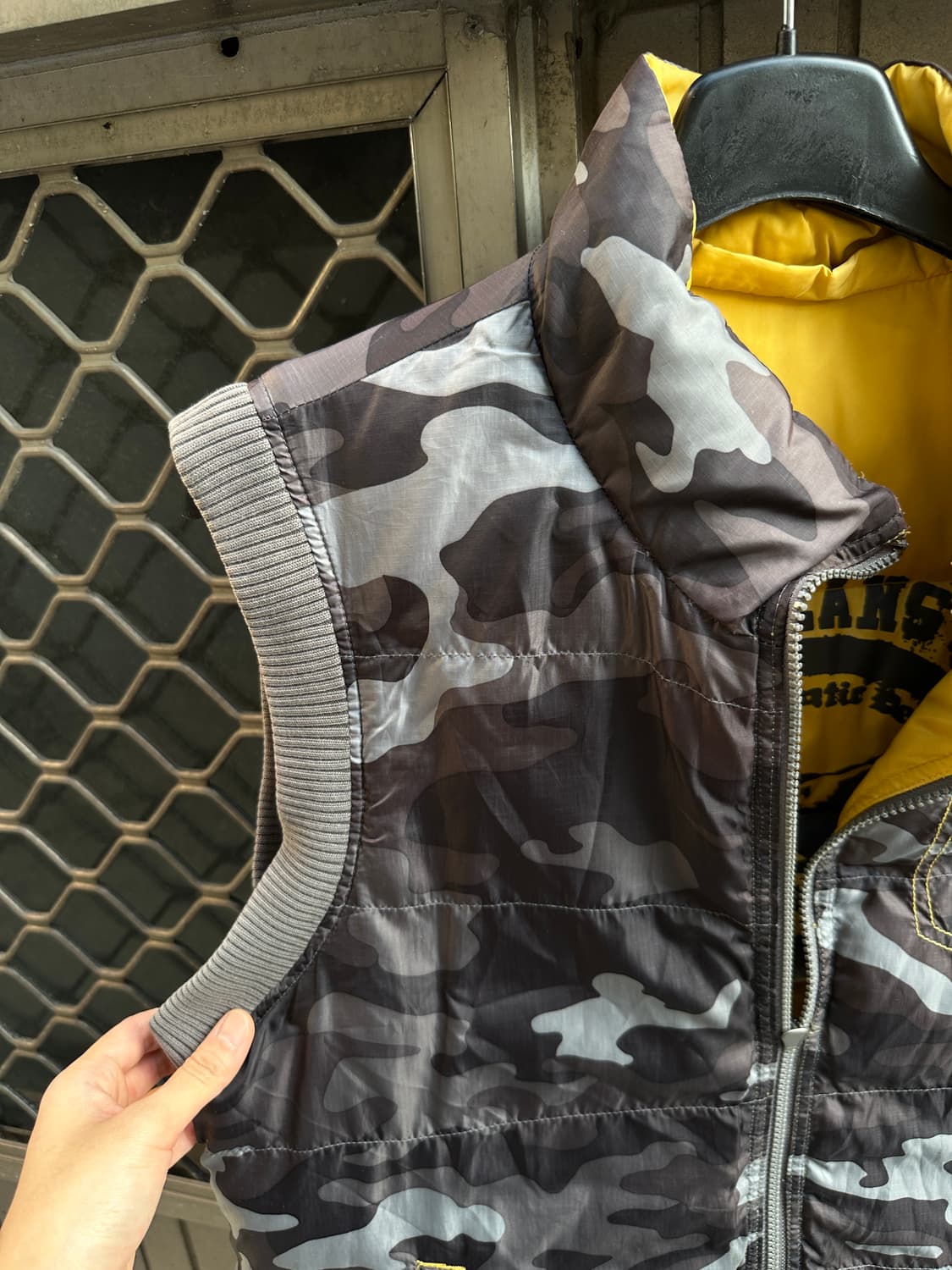 GUESS reversible camo yellow vest 상품이미지2