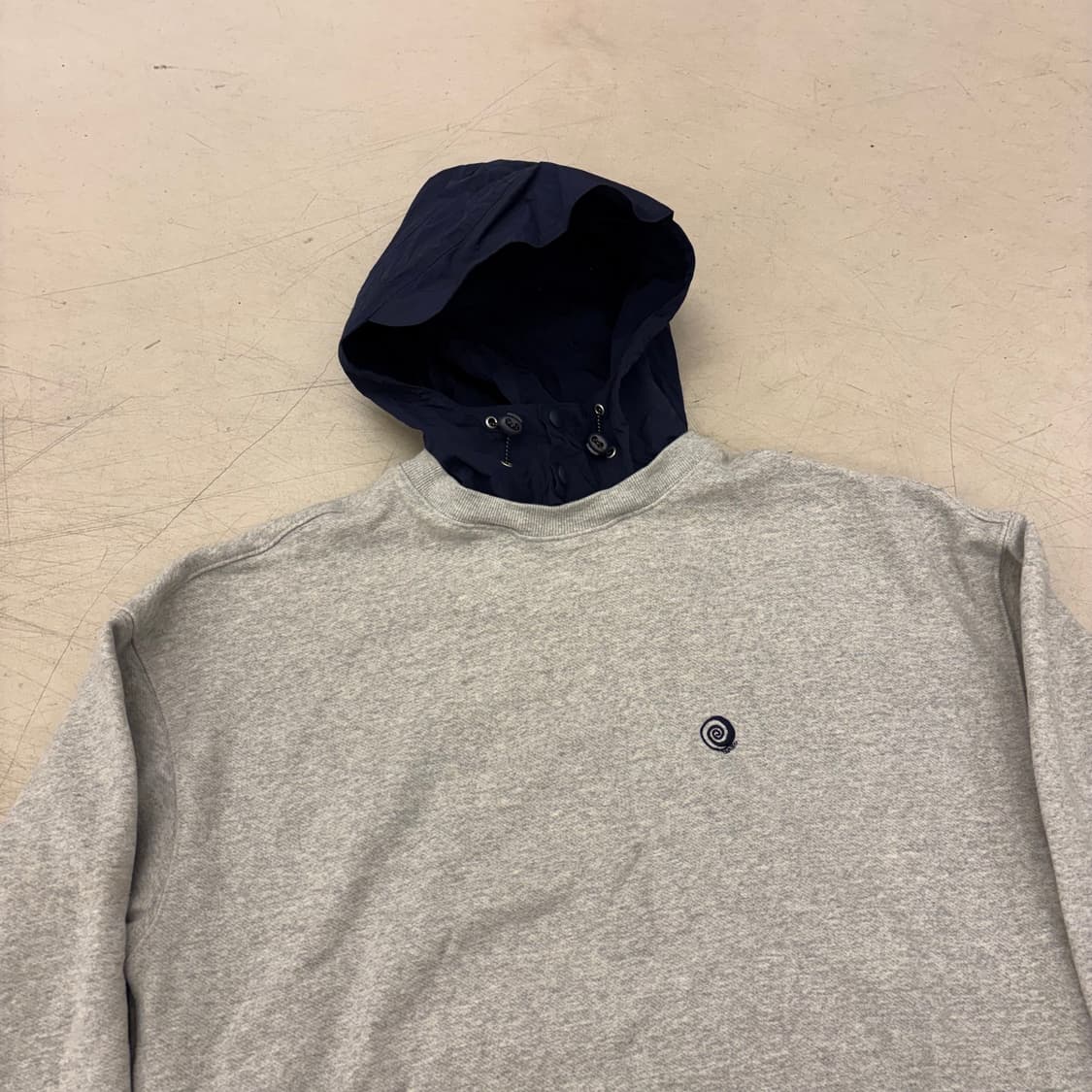 트래블 후드 스몰로고 맨투맨 상품이미지2