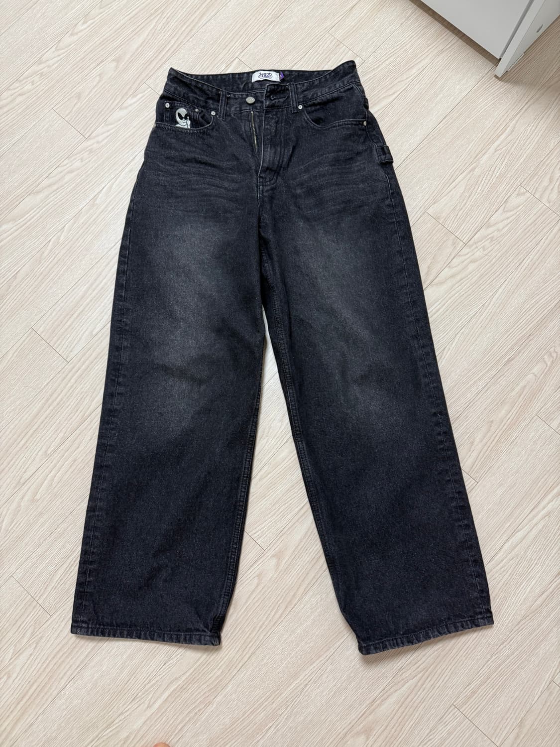 (1사이즈) 후드후드 hd체인 자수 데님 팬츠 블랙 상품이미지1