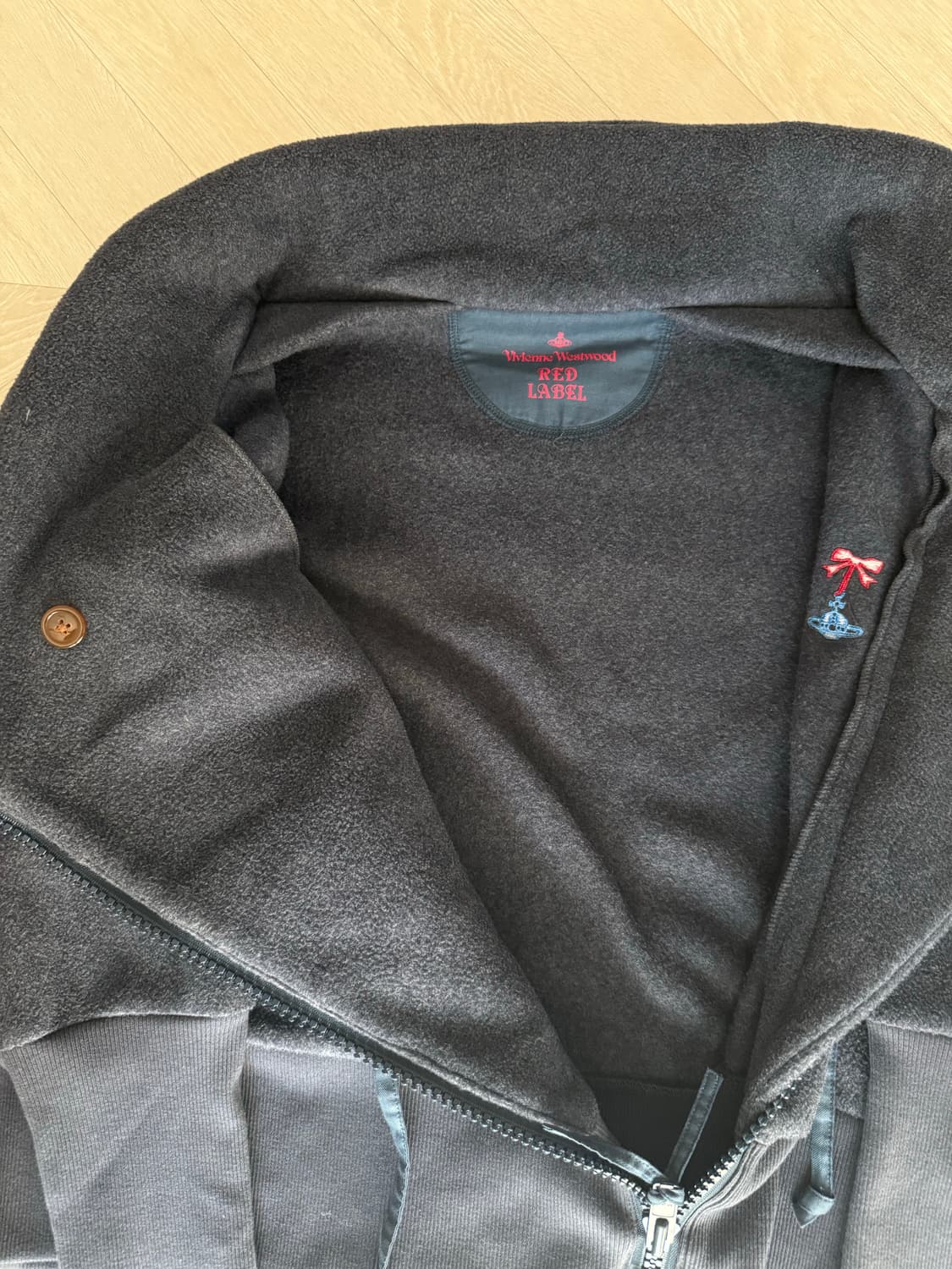 비비안 웨스트 레드라벨 하이넥 플리스 집업 상품이미지2