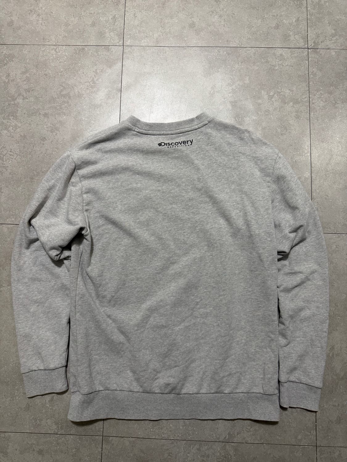 디스커버리 그레이컬러 로고스펠아웃 스웻셔츠 55size  상품이미지3