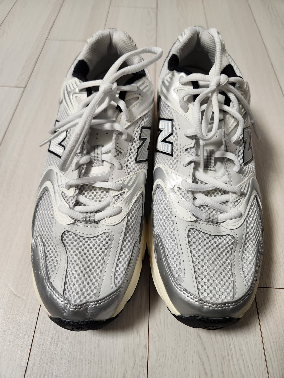 뉴발란스 530 실버 크림 MR530TA 운동화 사이즈275

사진처럼  상품이미지2