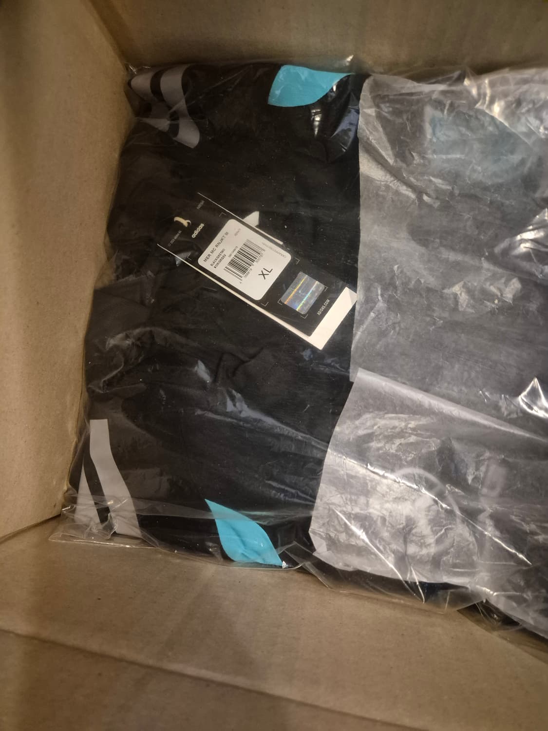 아디다스 x 메르세데스 AMG 페트로나스 F1 팀 메카닉스 레인 자켓 상품이미지2